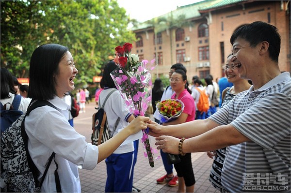 6月8日,廣東省廣州市,高考結束後,培正中學: 父母為孩子送上鮮花