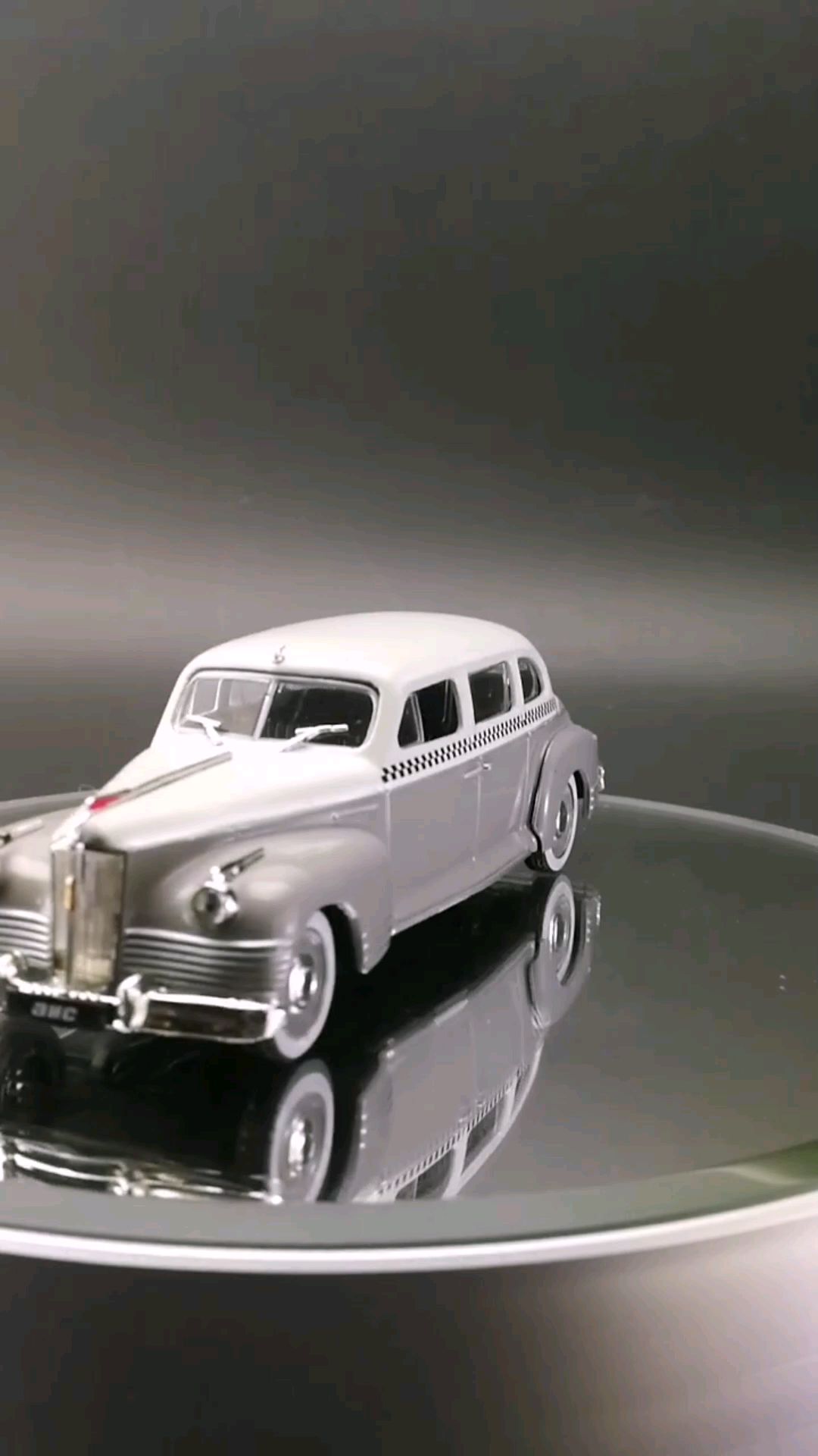 1945吉斯110型豪华轿车，1：43，东晓龙8模型收藏馆藏品。