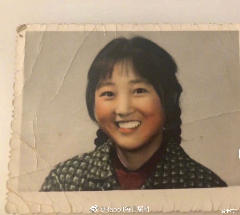 贾玲妈妈年轻时的照片
