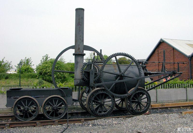 1804年2月21日,第一辆自走式蒸汽机车在威尔士的潘·达伦