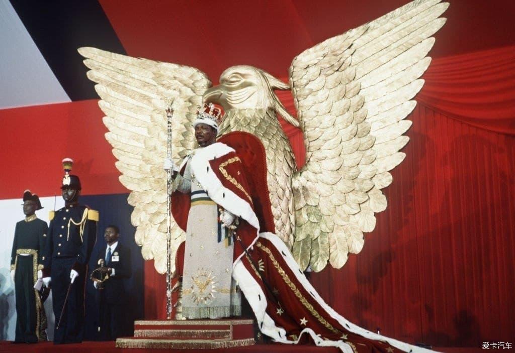 自称中非帝国皇帝的让贝德尔博卡萨在加冕仪式上1977年