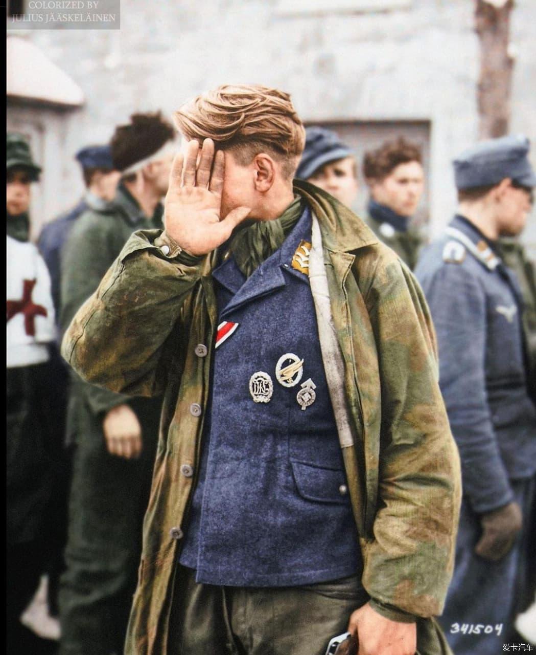 > 1945年1月15日,在比利时韦韦茨,德国伞兵被美国人抓获