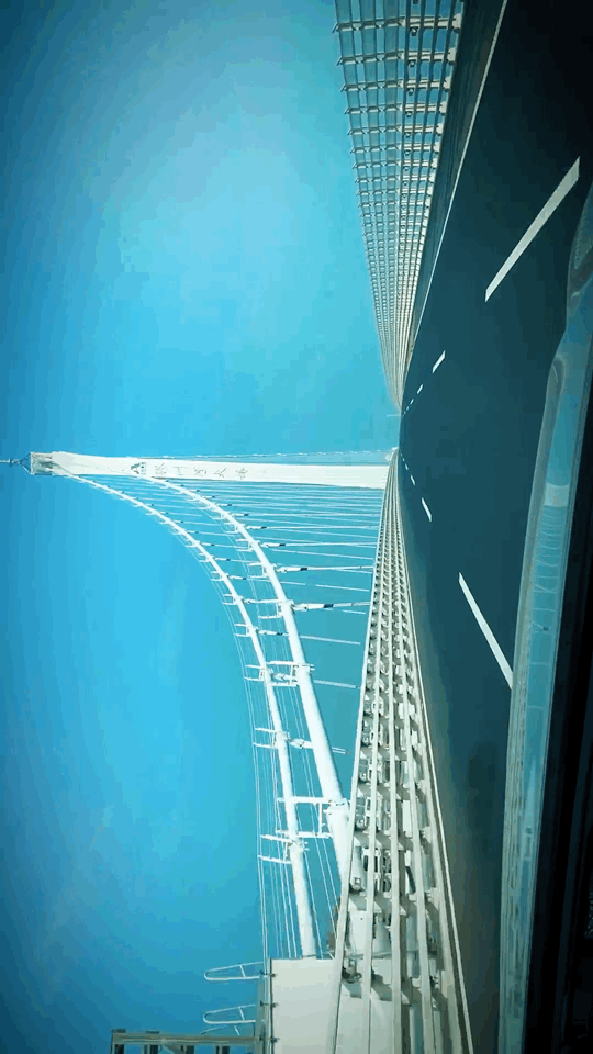 胶州湾大桥上录制的视频，原车音响欣赏《Faded》…