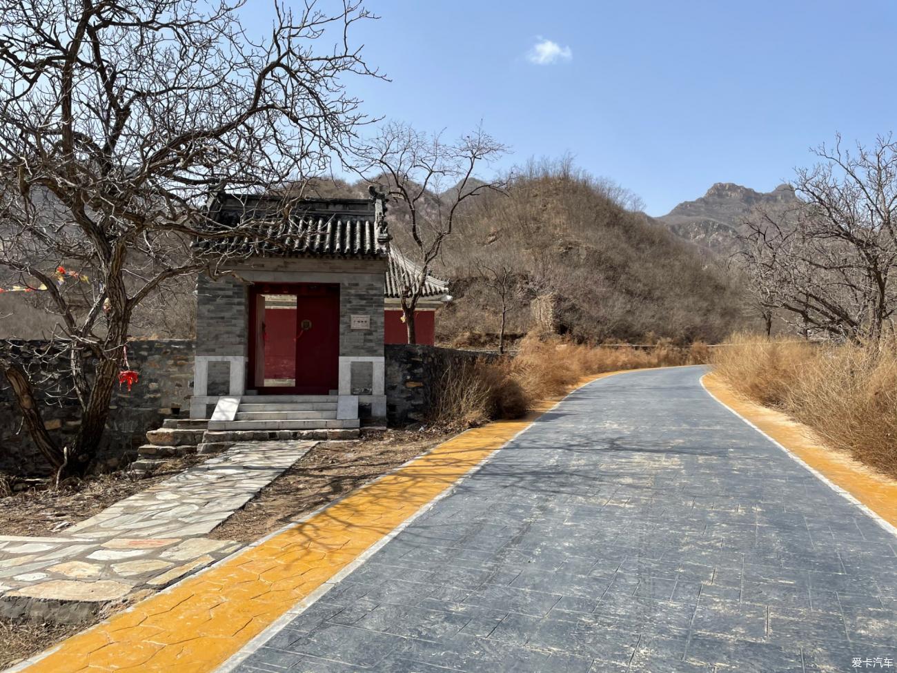 广智禅寺,很小很小 不全是这种铺装路面,似乎路没修完,要经过几段