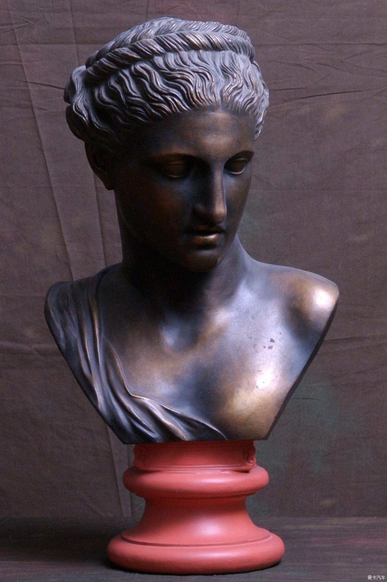 两千年前的希腊青铜雕像