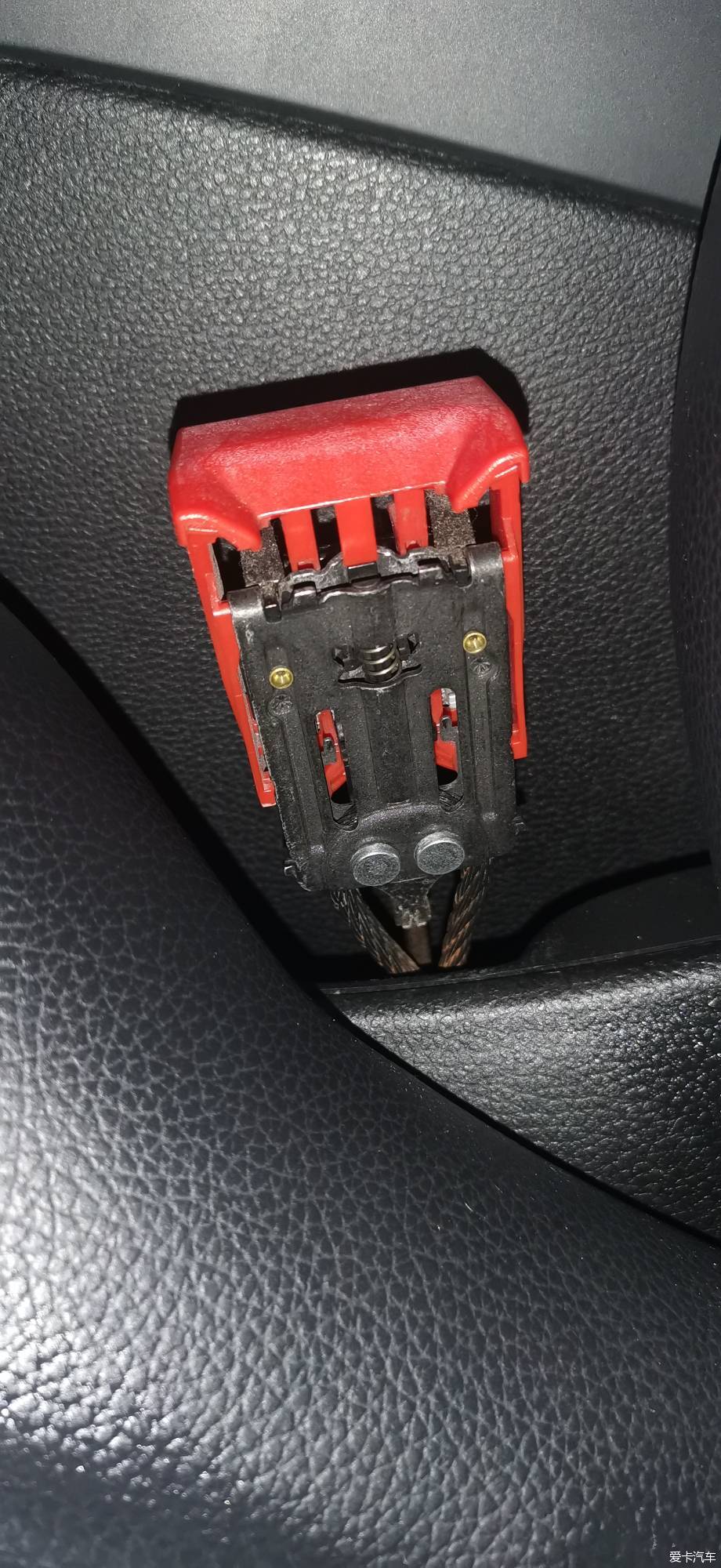 安全带插座怎么拆图解图片