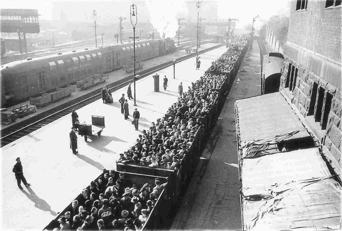 1944年5月14日,第一列火車開往奧斯威辛集中營,這就是從匈牙利開始將