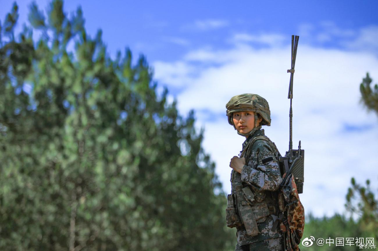 pla南部戰區陸軍某旅換裝星空迷彩新頭盔和戰術背心的通信女兵