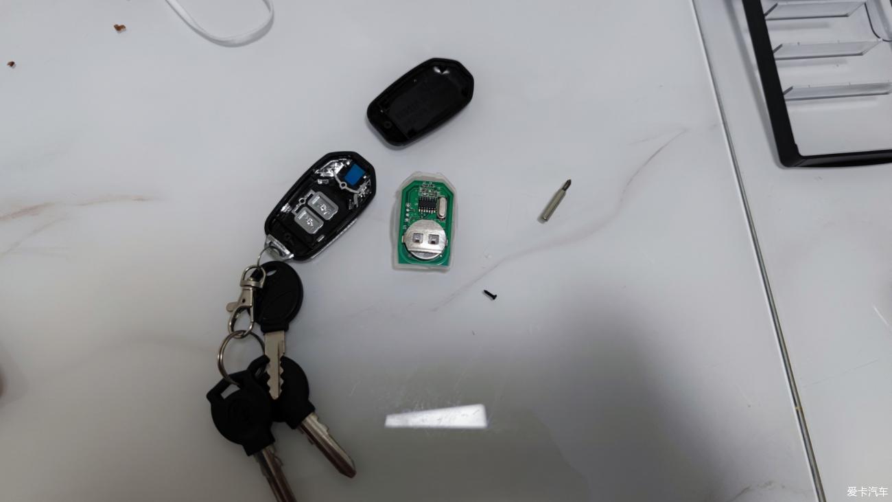 雅迪电动车钥匙换电池图片