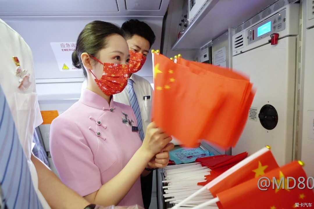 7月1日，空哥空姐们全都戴上了红色口罩