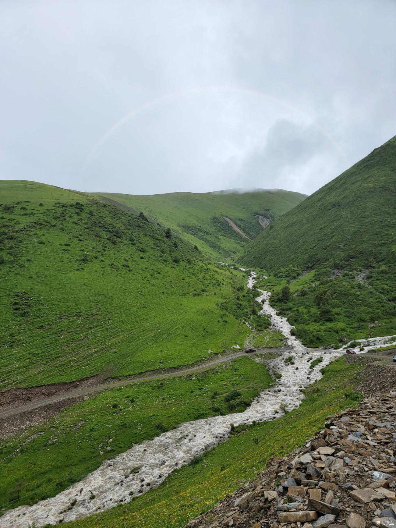 穿越路上崎嶇的山路和過水路面