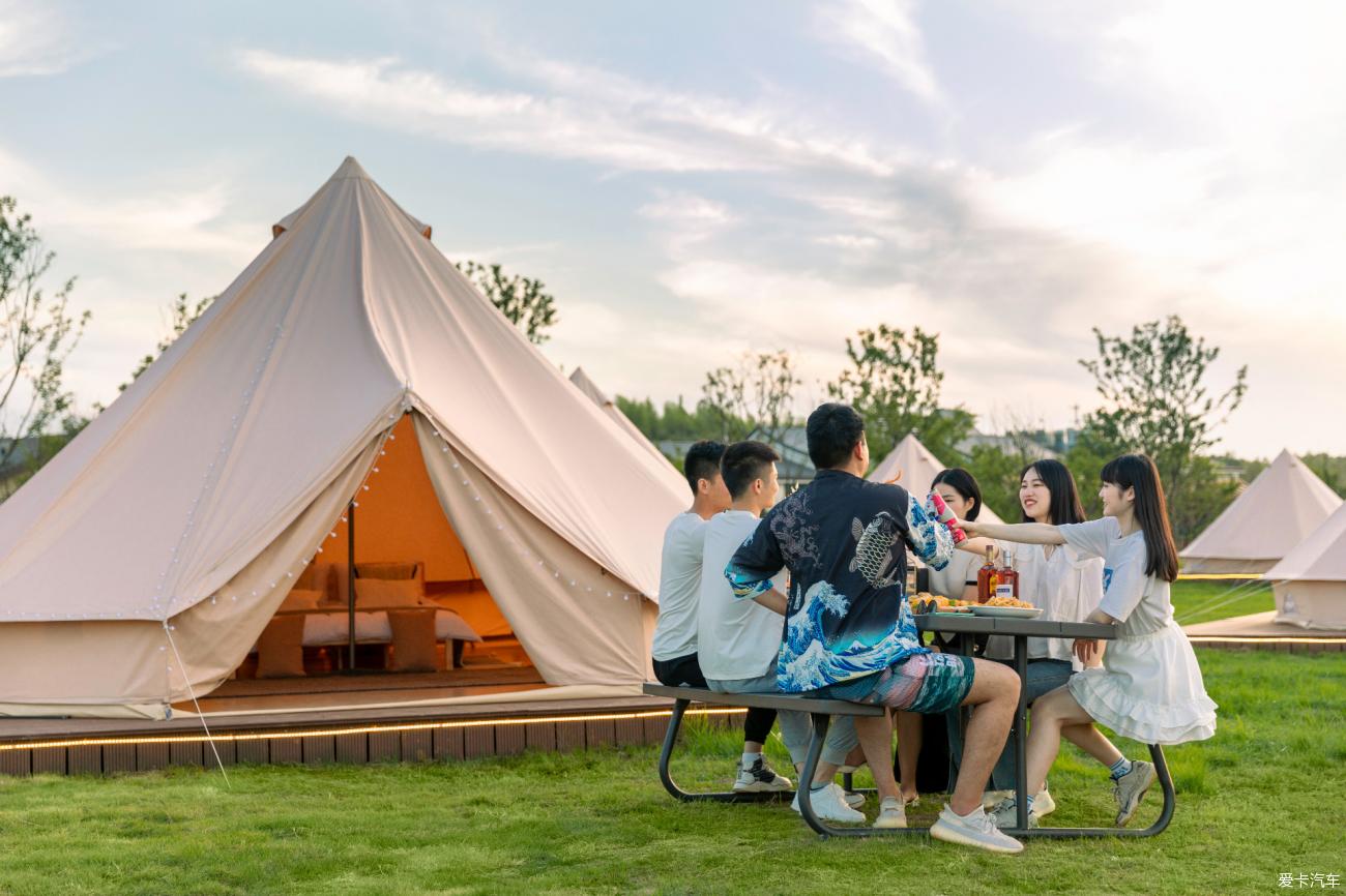 一汽红旗夏日正燃当红不让驾驭自然轻奢湖居露营活动