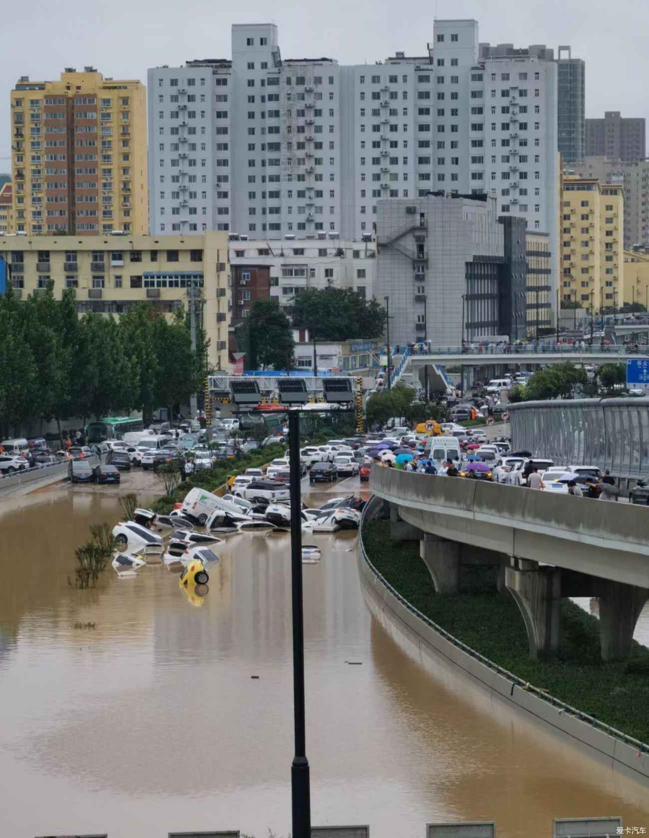 郑州雨灾大批车辆被淹泡水车真的便宜也不能买