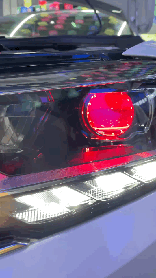 2020款凌渡，原车LED大灯，看着挺白，其实路面不清晰。专用套件原装位升级激光双光透镜