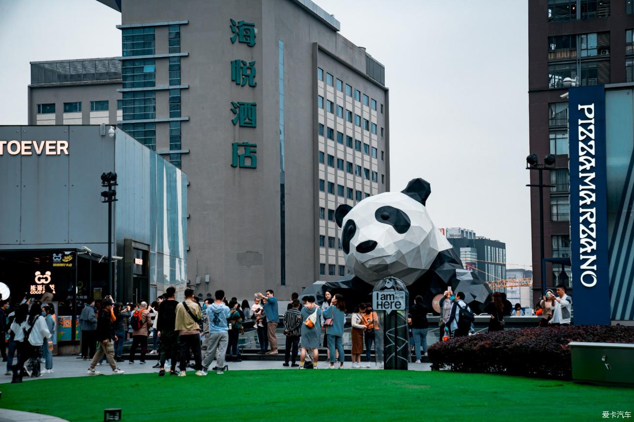 成都地标打卡之春熙路大熊猫