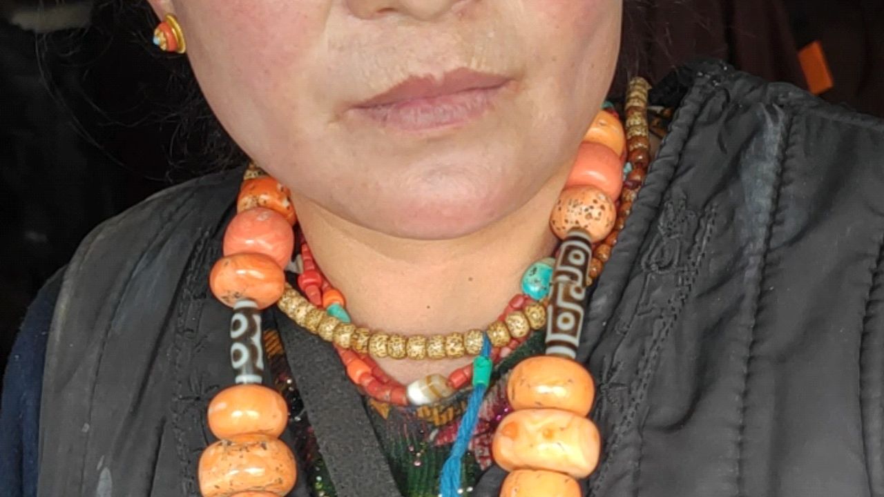 藏族大姐的装饰品，大家认识几种饰品。