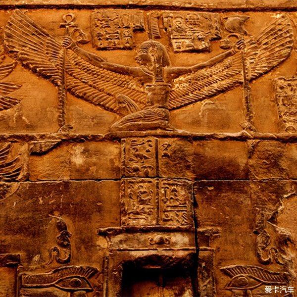 在埃及索贝克神庙的一侧可以看到有翅膀的神祇玛特