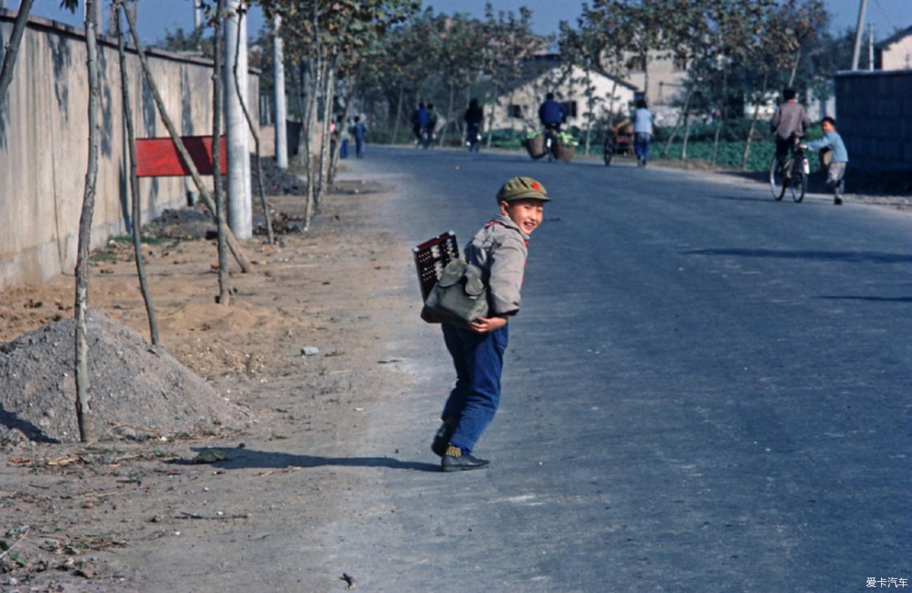 1970年代,南京,上学路上的小男孩