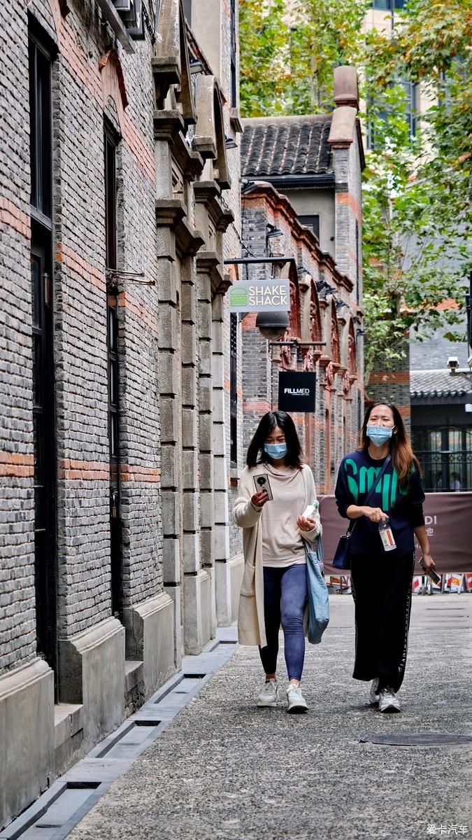 上海街拍上海新天地图片