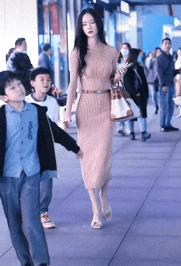 A cool-looking mother who looks very beautiful and elegant is shopping with her children~ ~~