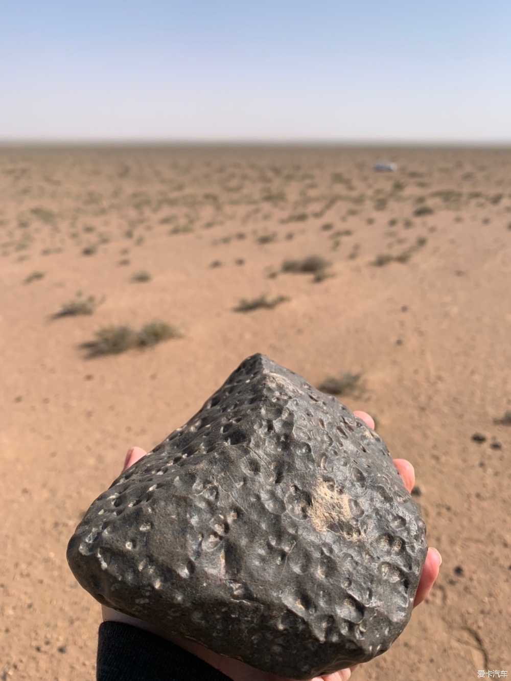 在戈壁里面发现很多黑石头，是不是陨石？