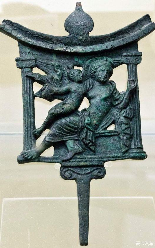 公元前4世纪末的希腊化时期爱神厄洛斯和阿佛洛狄忒的铜镜