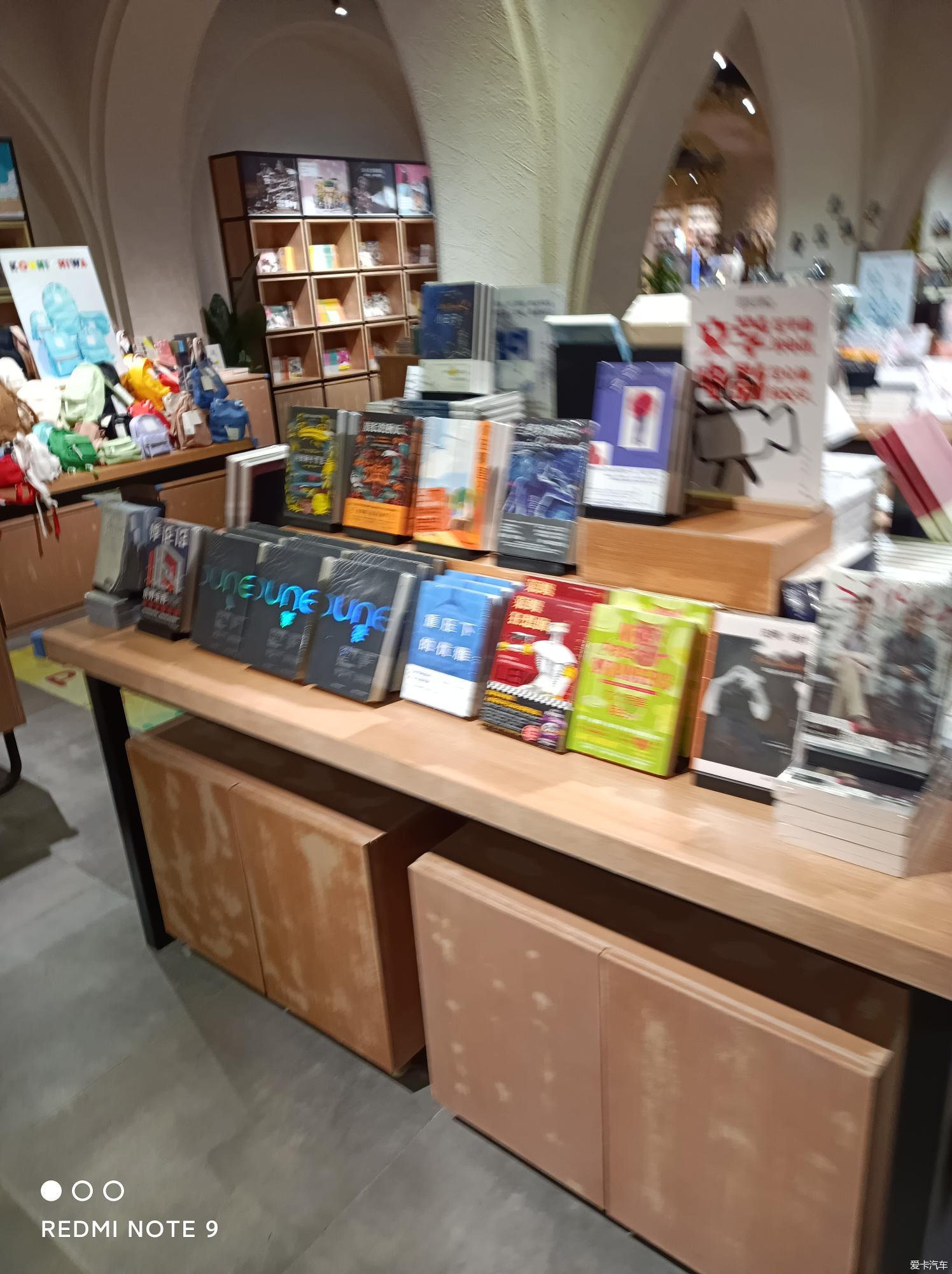武汉绿地缤纷城几何书店