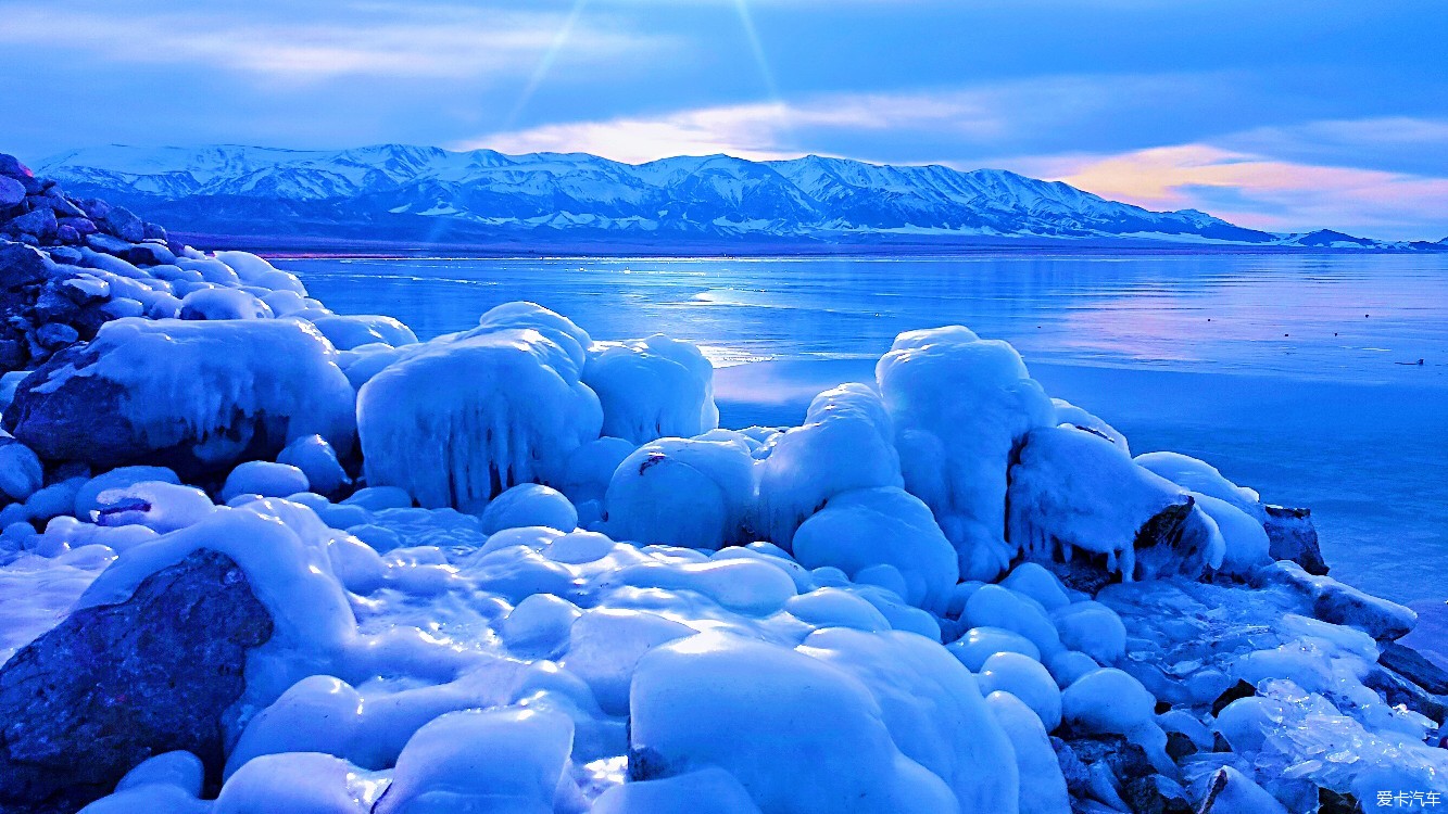 新疆赛里木湖冰泡图片
