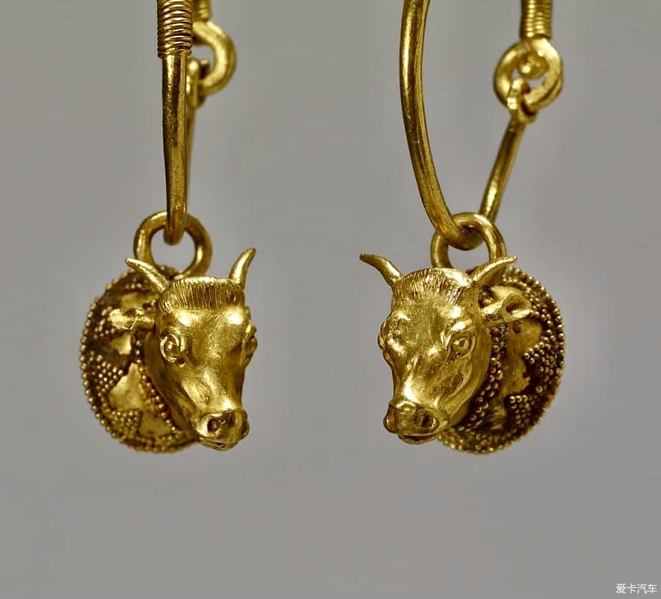 希腊金耳环饰有牛头公元前5世纪