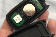 领界s钥匙电池如何更换？