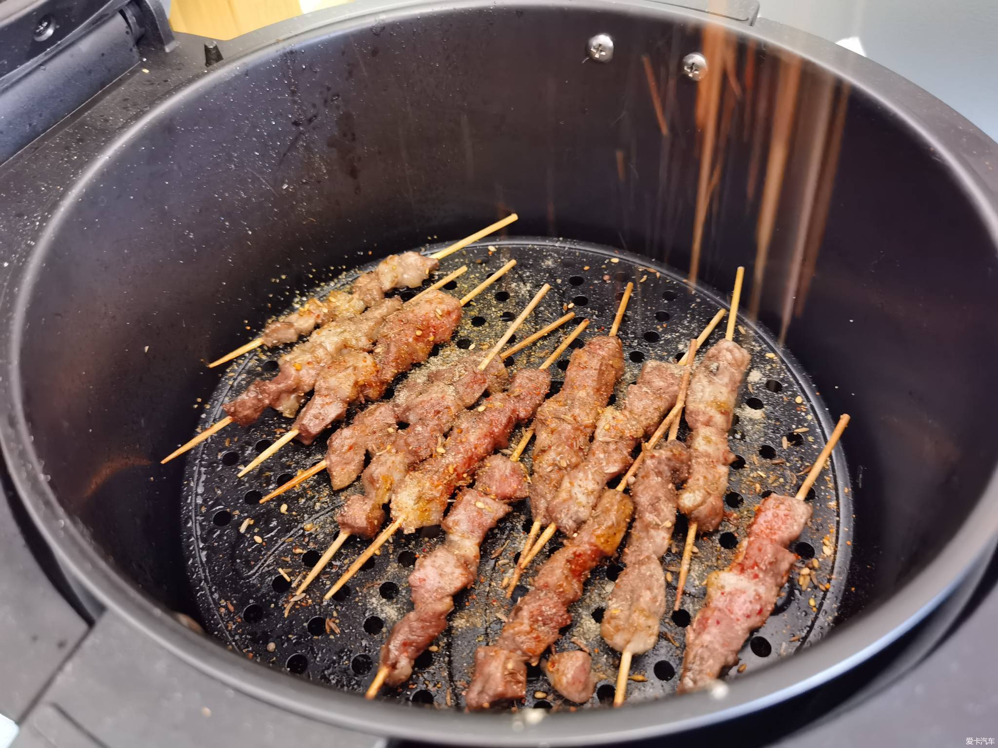 媳婦在家用空氣炸鍋烤肉串烤雞翅