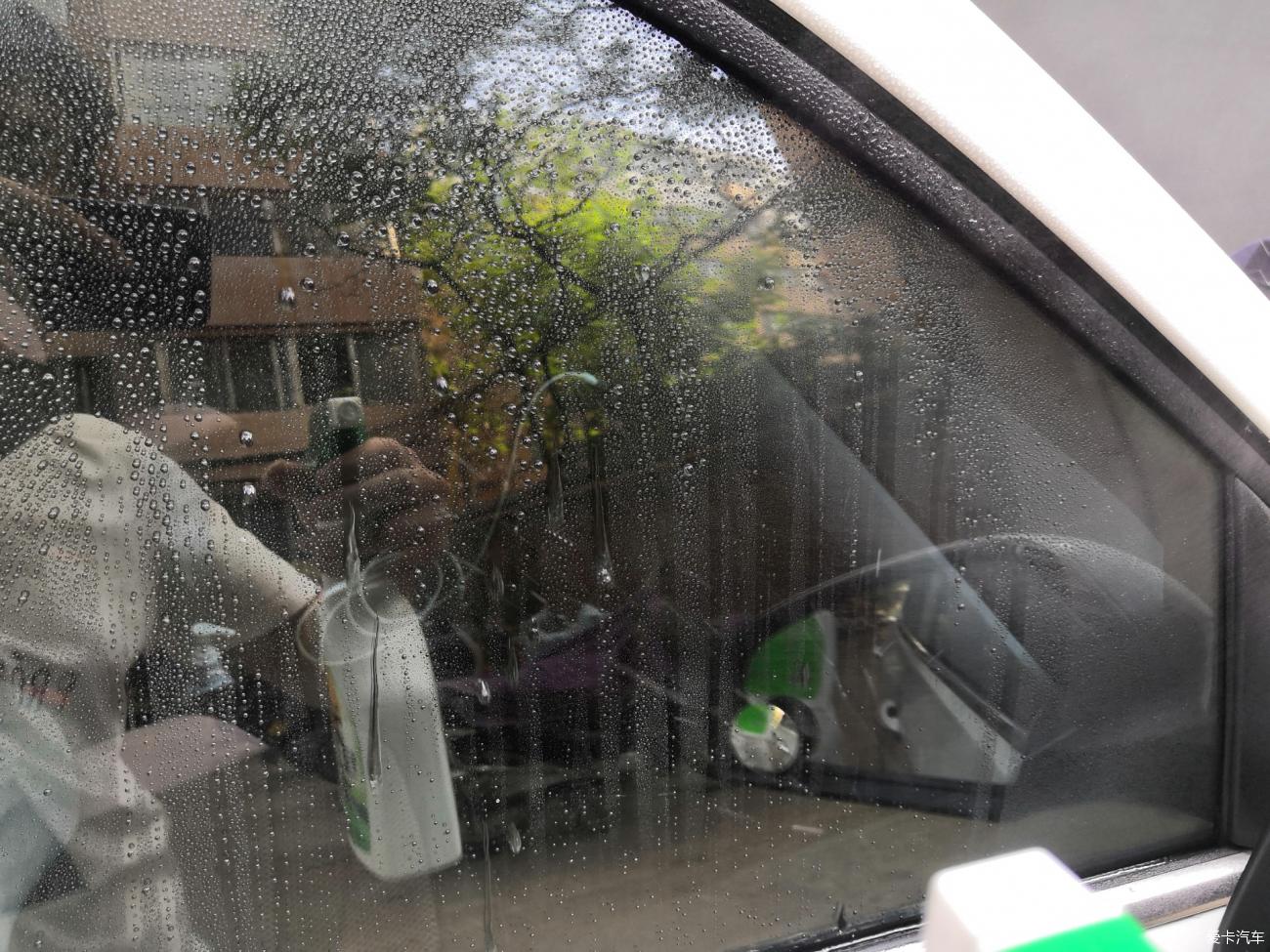巧用玻璃防雨剂，助力雨天行车安全