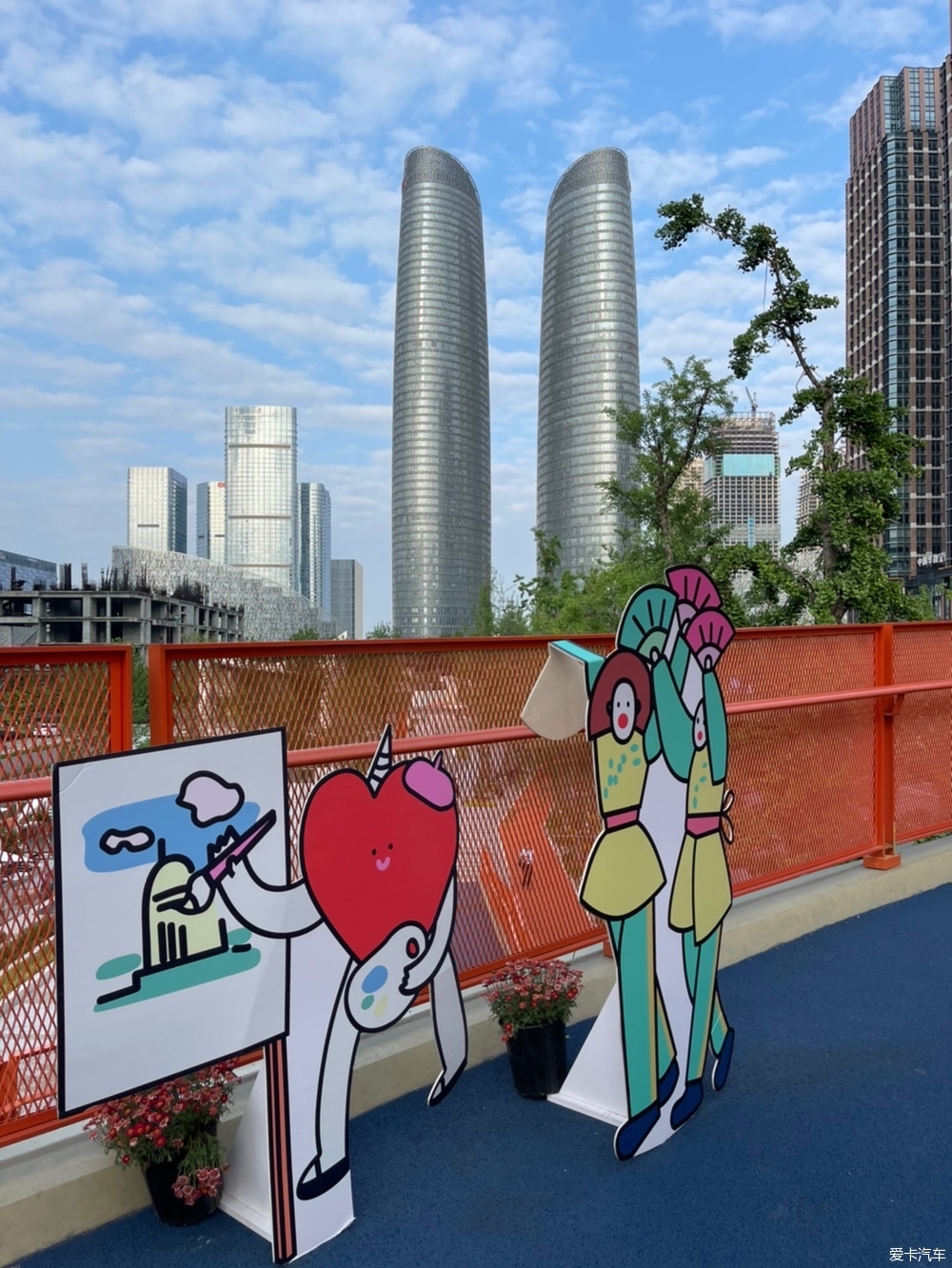 打卡交子之环“爱是万物”公共艺术主题特展