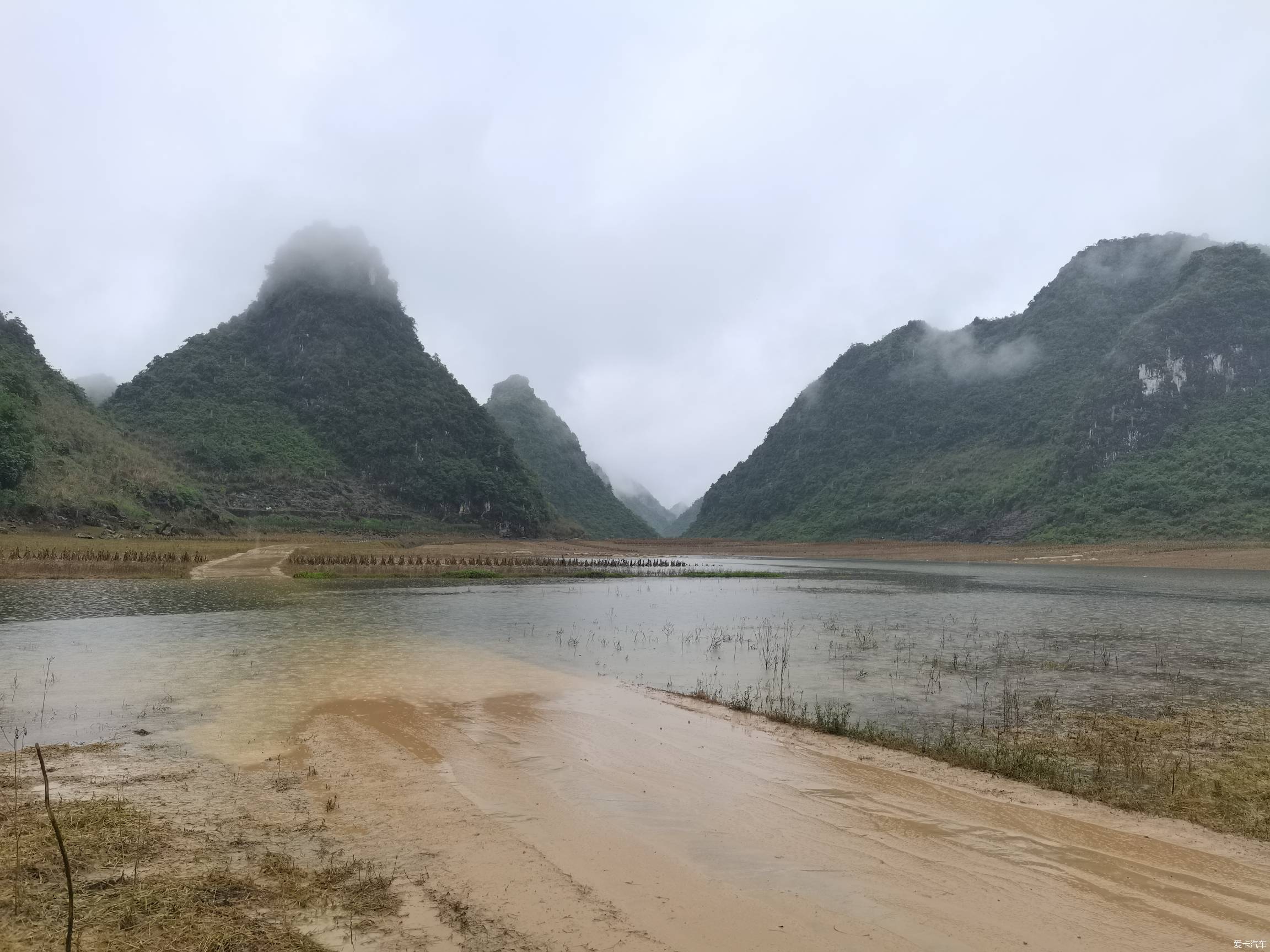 烟雨缭绕 布泉河