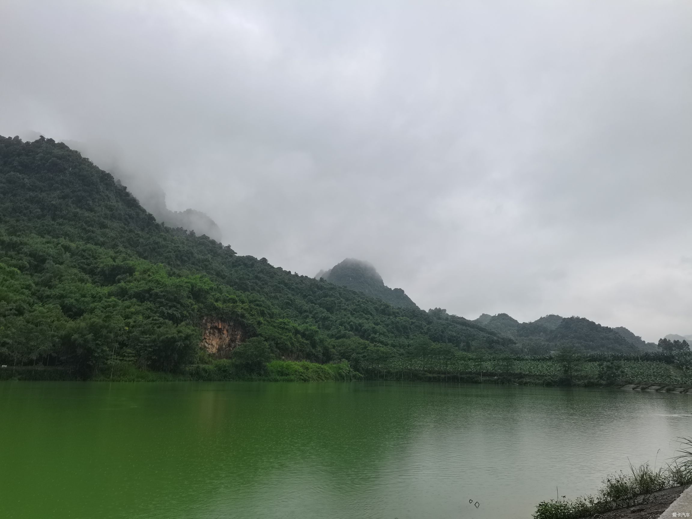 烟雨缭绕 布泉河