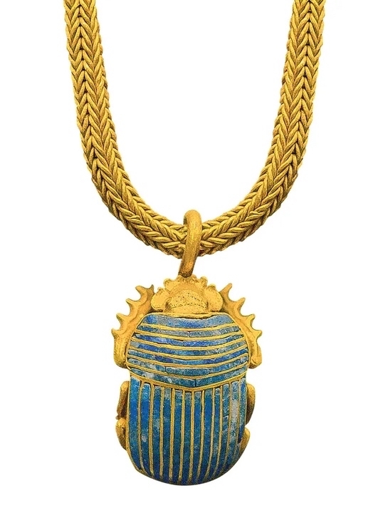 远古时期埃及的一个带圣甲虫吊坠的项链