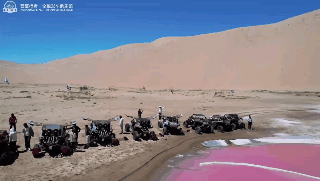 穿越到巴丹吉林沙漠腹地，有一处梦幻的粉红色沙漠湖泊