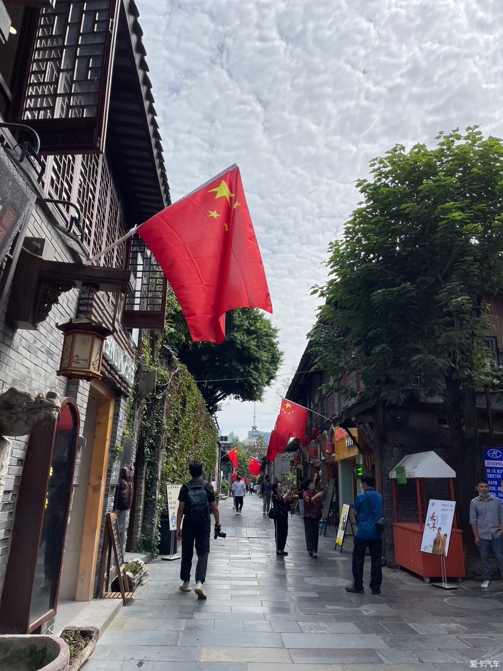 走在国旗迎风飘扬的成都街头