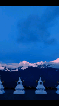 卡瓦格博峰，海拔6740米，在云南省迪庆藏族自治州德钦县梅里雪山国家公园景区内，是云南省的第一高峰。