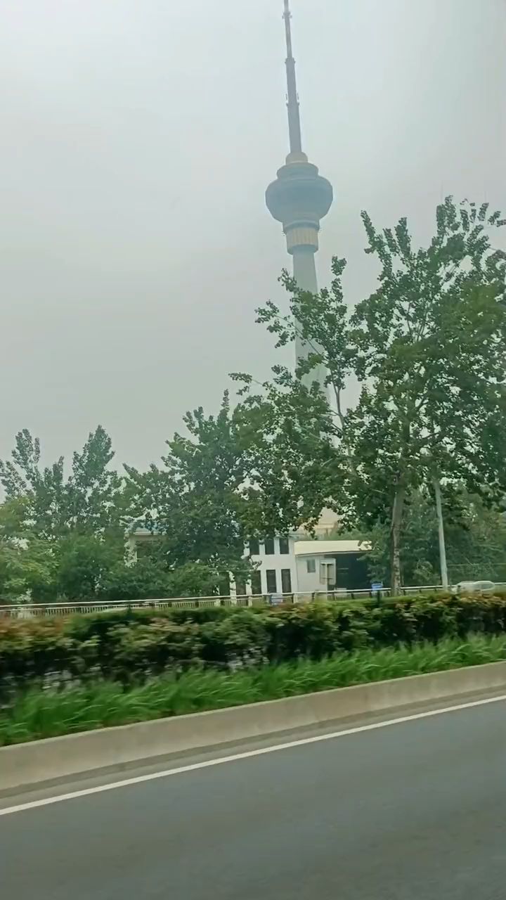 北京，秋的季节，中央电视塔。