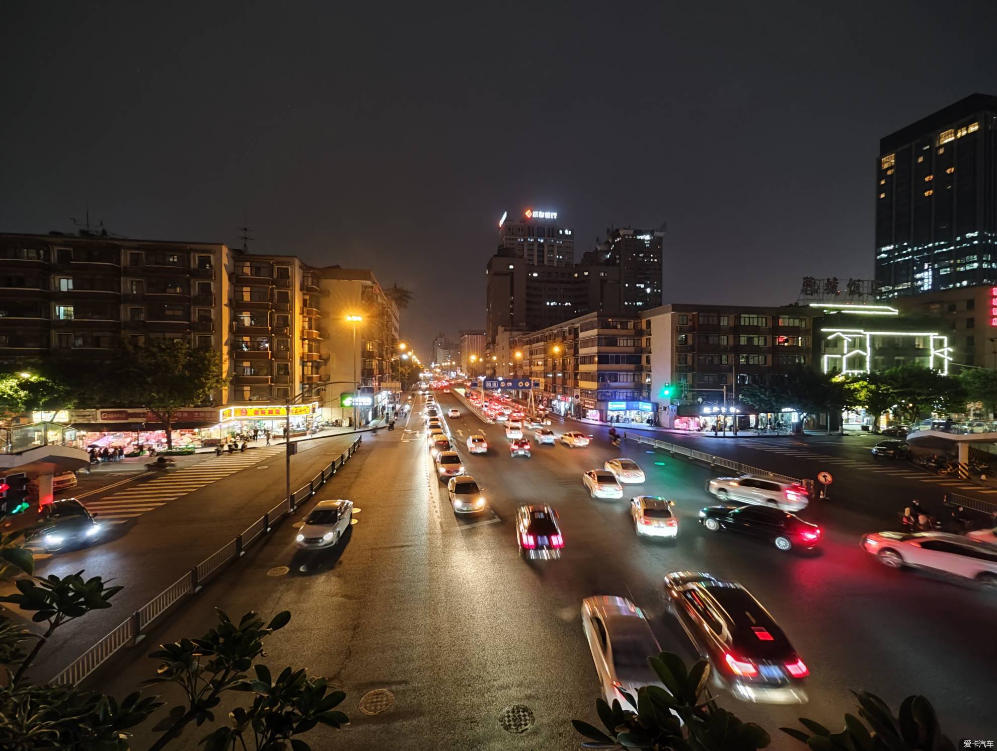 马路夜景图片真实图片