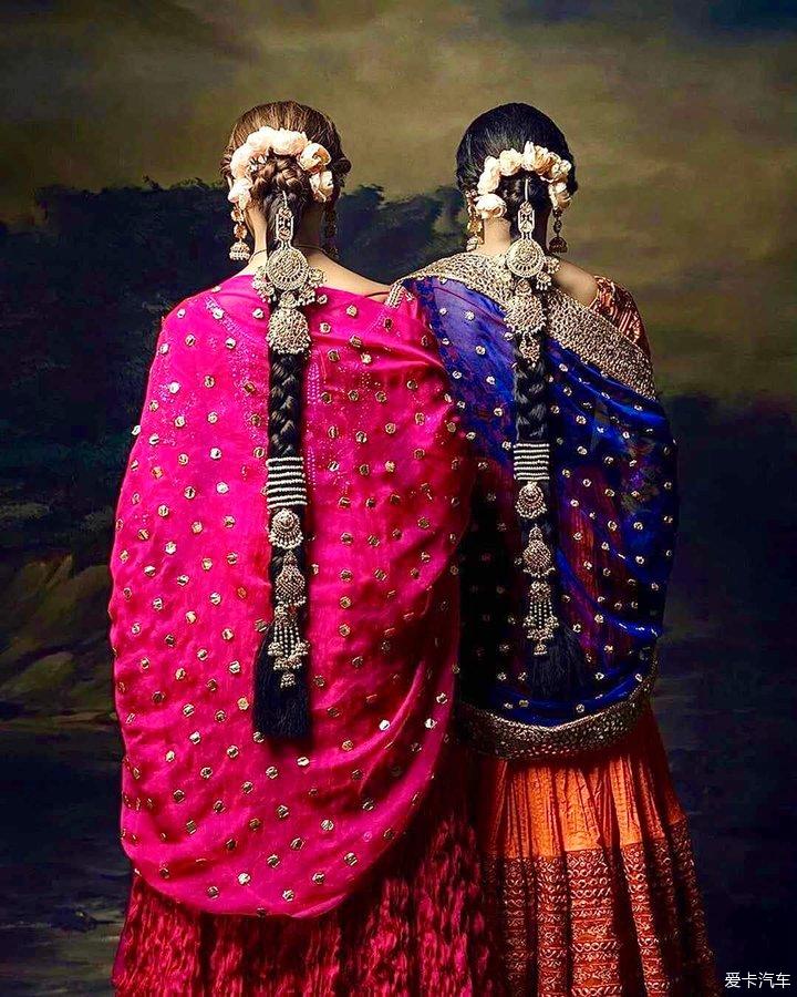 南印度新娘梳着整齐的辫子,有着独特的装饰