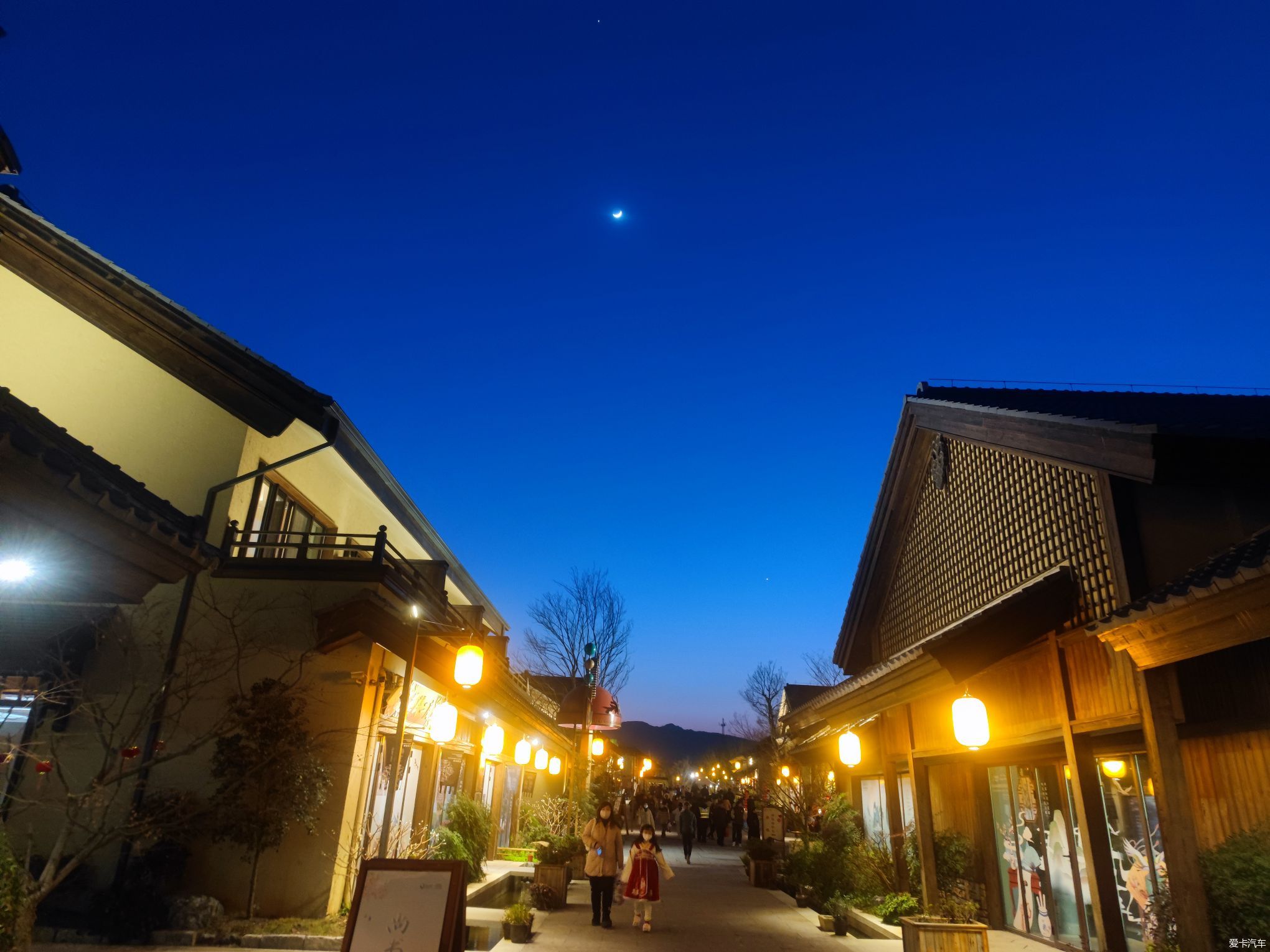 黄梅东山小镇夜景图片