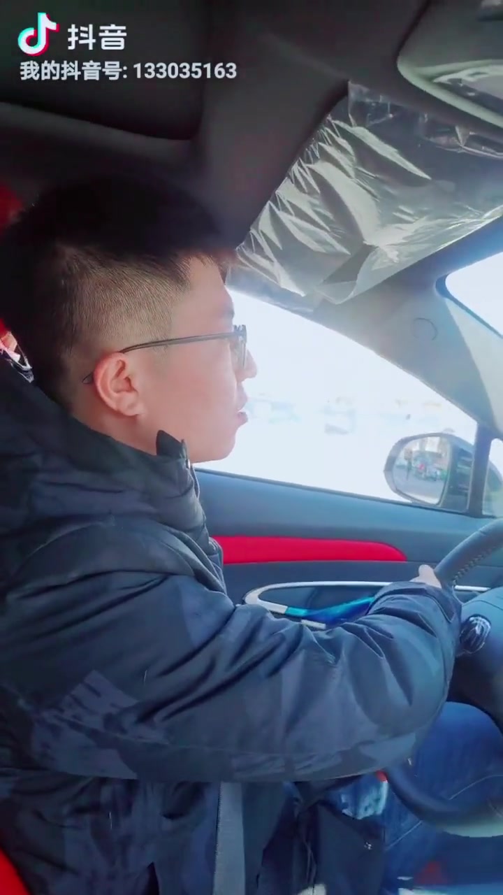 第一次在市区开车，我们都捏着把汗，可你师傅说你一点就通。
