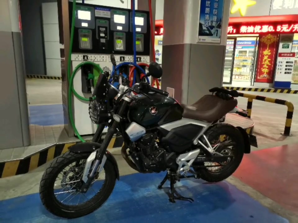 加油回地库活捉一台大佬的cbr1000rr