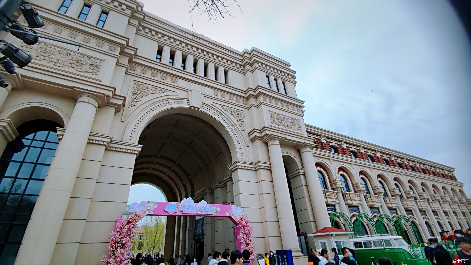 [The Essence of Spring and Summer] The spring is just right, begonias are being embroidered, and a tour of the Begonia Festival on Five Avenues in Tianjin