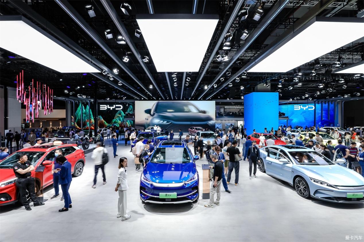 The BYD booth at the Shanghai Auto Show was crowded with people, attracting the attention of a large number of consumers