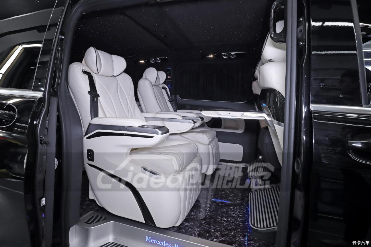 奔驰V260改装七座黑白色内饰，为车主打造属于自己的商务车