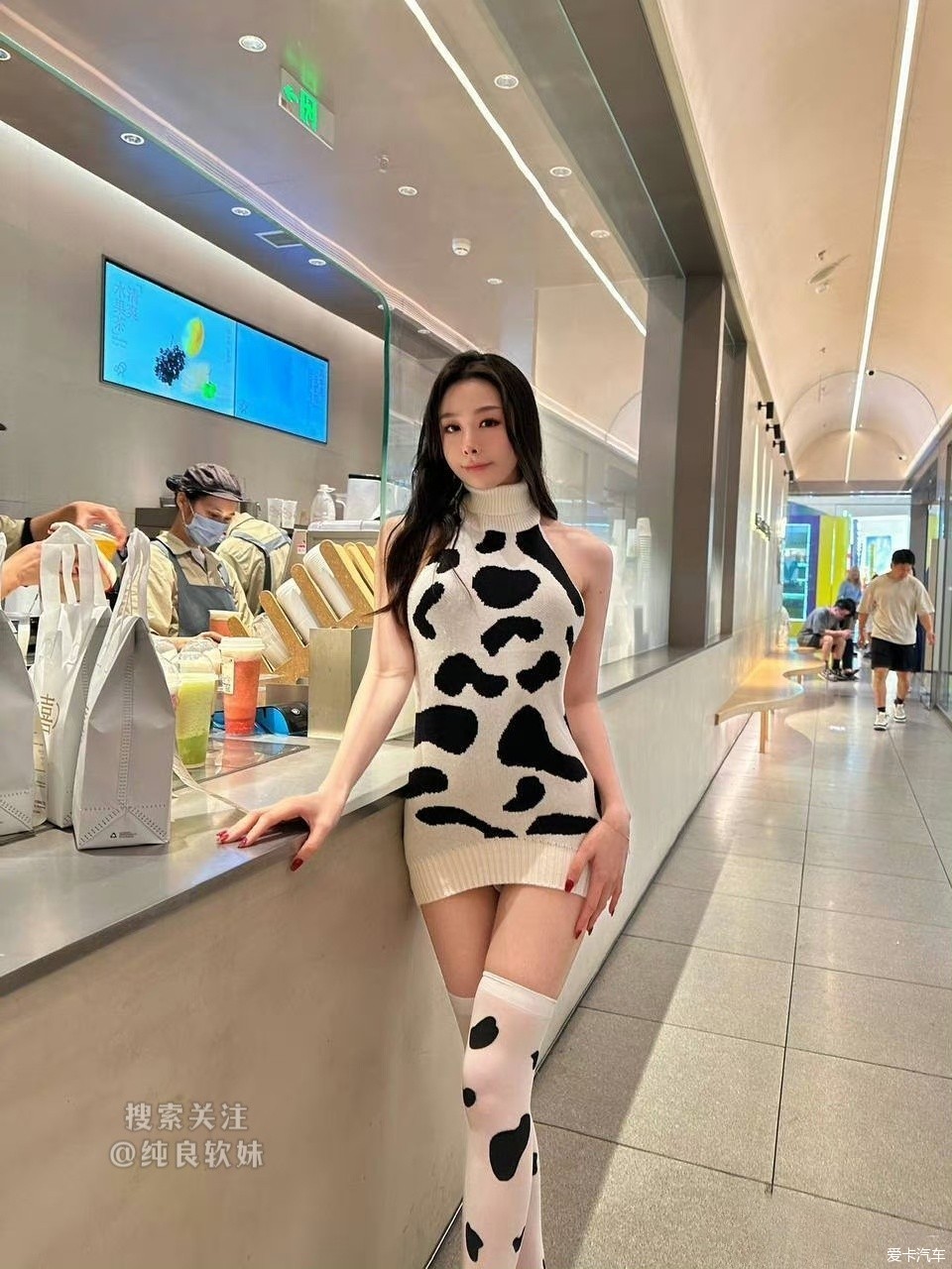 这个妹子真敢穿！～～～
