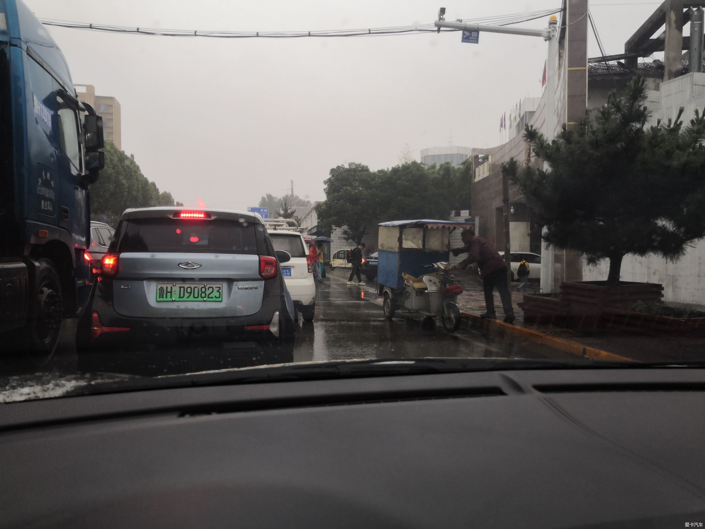 雨天高速堵车图片真实图片